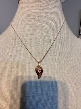 Vintage NOS Rose Gold Tone Leaf Pendant Necklace 16”